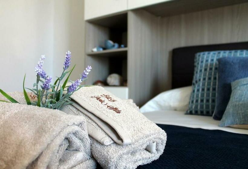 اتاق لوکس با بالکن و چشم‌انداز دریا, B&b Punta Stilo