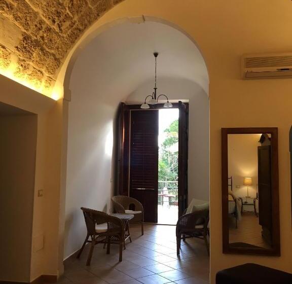 Четырехместный Номер Стандарт с Балконом, B&b Macrina