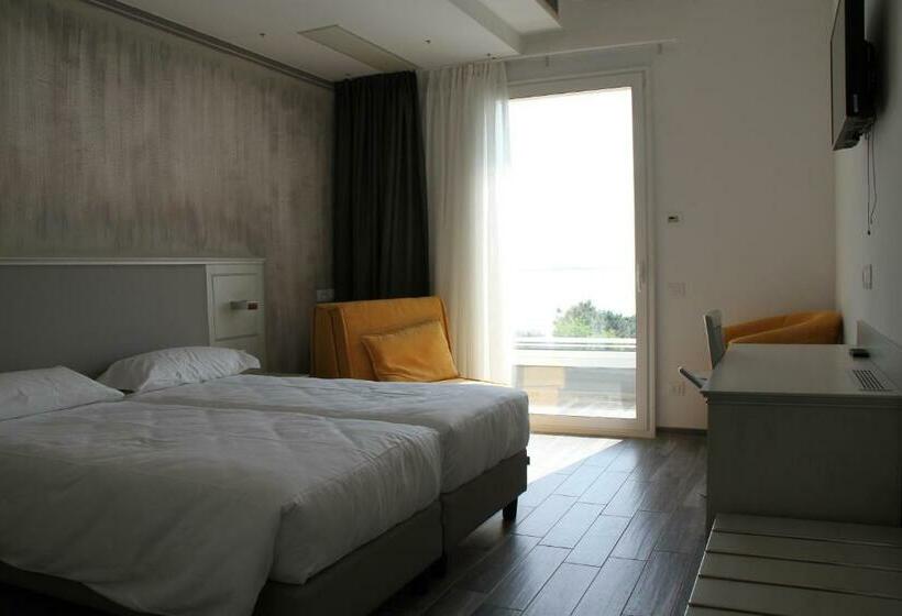 اتاق استاندارد سه نفره, Villa Paradiso Suite