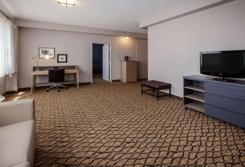 Люкс Повышенной Комфортности, Days Inn & Suites By Wyndham Rochester Hills Mi