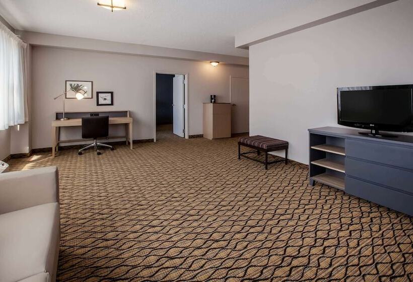 Люкс Повышенной Комфортности, Days Inn & Suites By Wyndham Rochester Hills Mi
