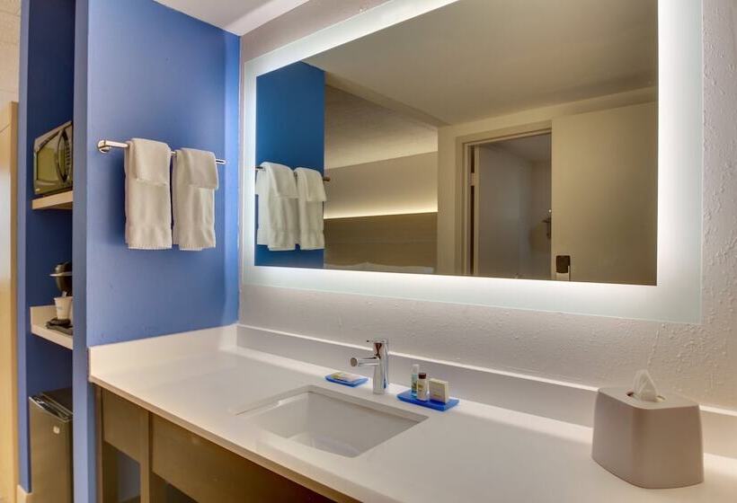 Номер Стандарт Адаптированный для Инвалидов, Holiday Inn Express Pittston  Scranton Airport, An Ihg