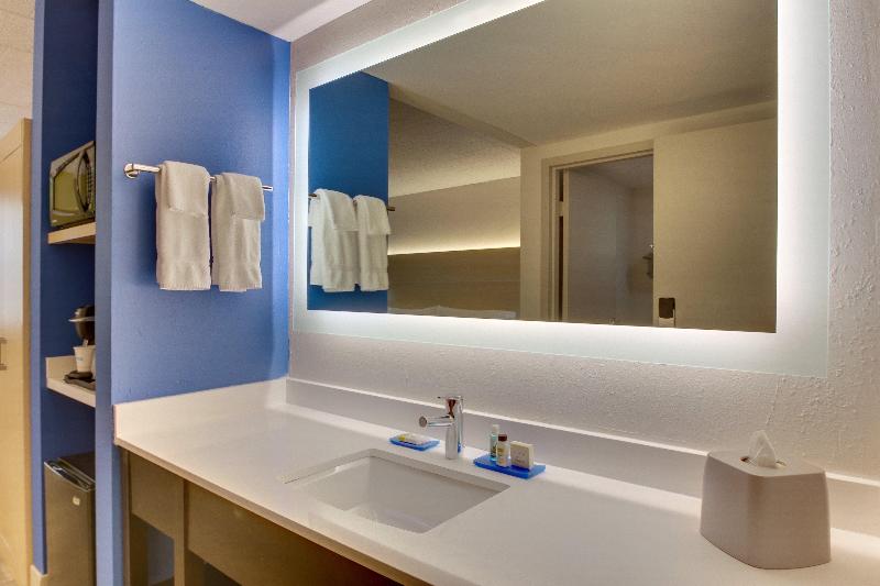 Номер Стандарт Кровать Кинг Адаптированный для Инвалидов, Holiday Inn Express Pittston  Scranton Airport, An Ihg