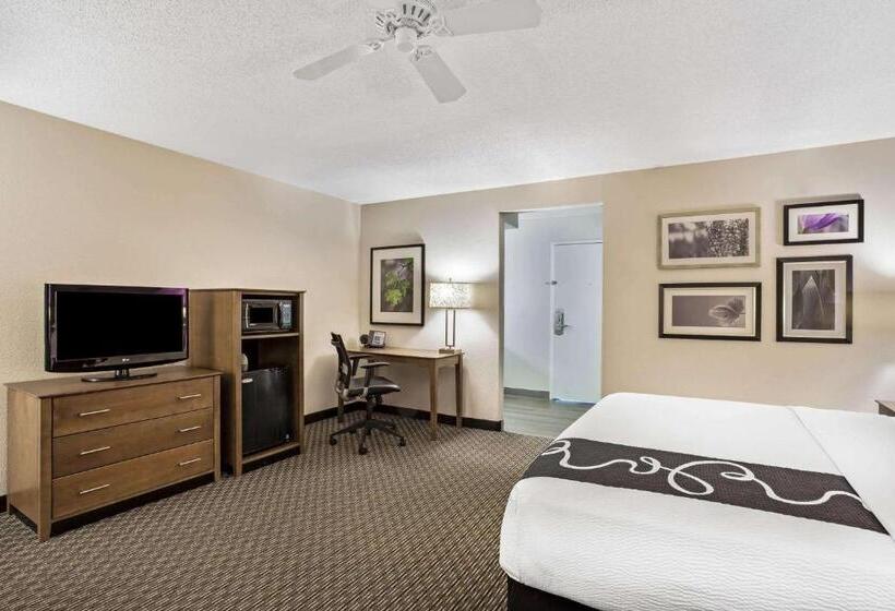 Номер Executive Кровать Кинг, La Quinta By Wyndham Hartford Bradley Airport