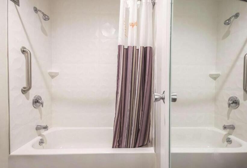 Номер Deluxe Кровать Кинг, La Quinta By Wyndham Hartford Bradley Airport