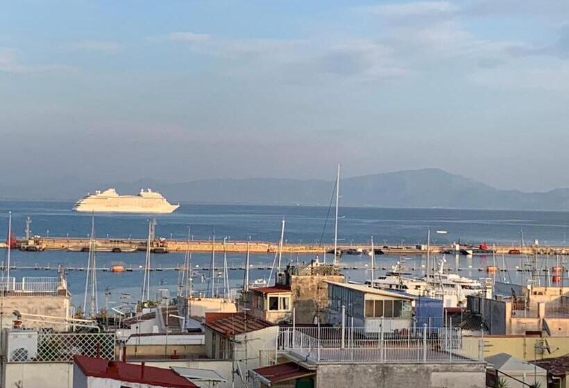اتاق لوکس با بالکن و چشم‌انداز دریا, La Terrazza Dei Colori