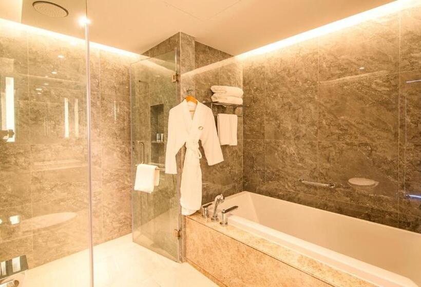 سوییت سوپریور با چشم‌انداز دریا, Oakwood Apartments Sanya