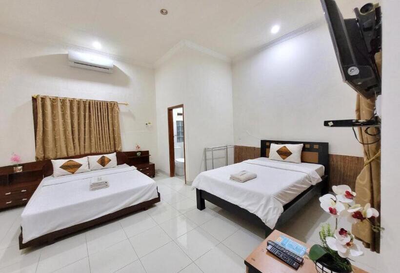 Номер Стандарт Трехместный, Ndalem Katong Guest House Ponorogo