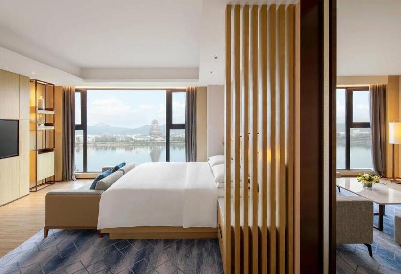 キングサイズベッドのスイートルーム, Suining Marriott