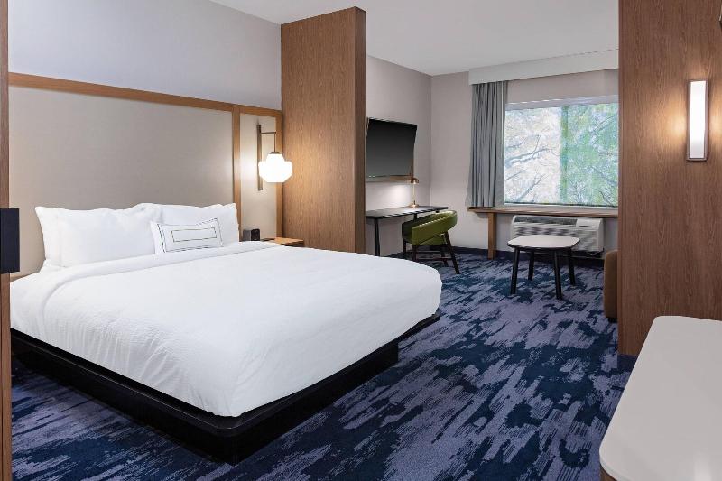 带大床的套房, Fairfield Inn & Suites By Marriott Queensbury Glens Falls/lake George