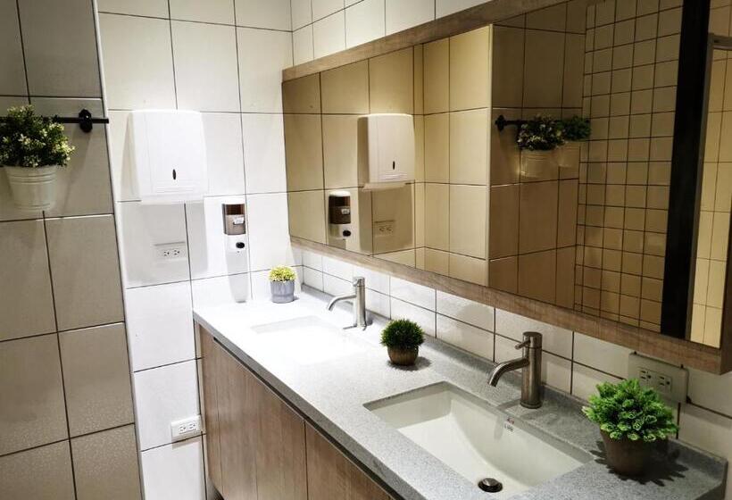 اتاق استاندارد سه تخته با سرویس بهداشتی مشترک, Bluewater Hotel Xpark Gloria Outlets Taoyuan Baseball Stadium