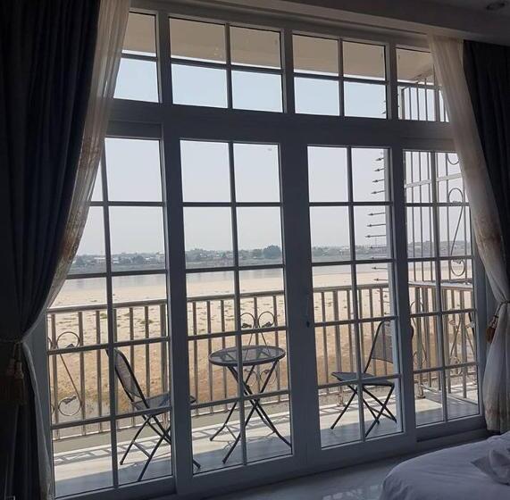 스탠다드 스튜디오, Sunset Mekong Apartment