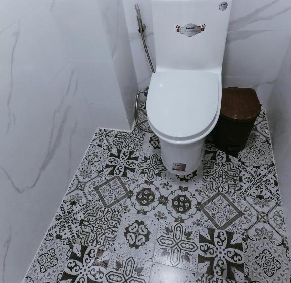 اتاق استاندارد سه تخته با چشم‌انداز, Daisy House