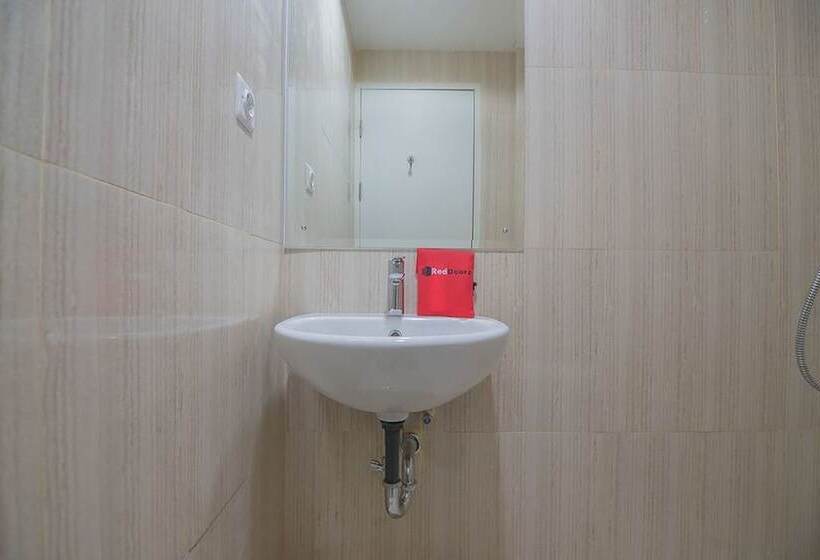 Номер Deluxe, Reddoorz Apartment @ Sentul Tower
