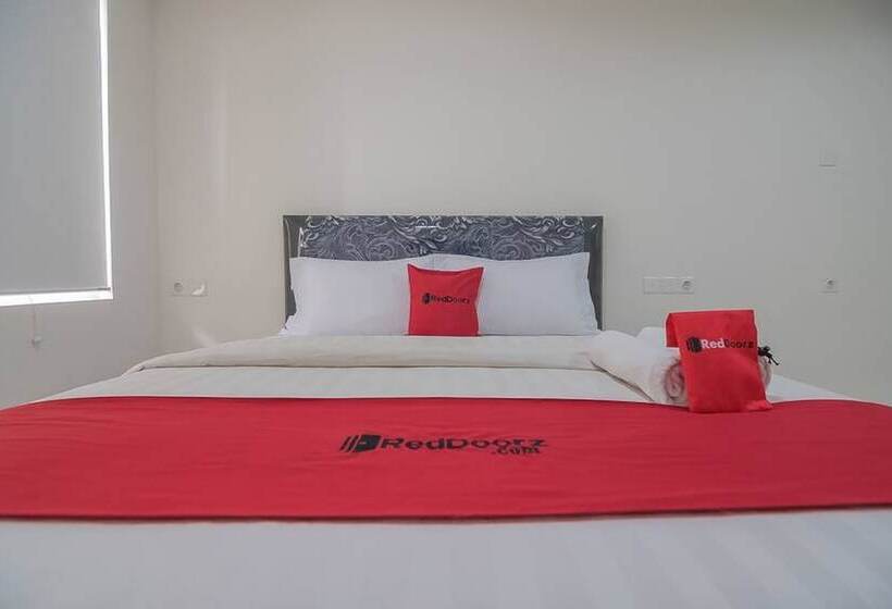 Номер Deluxe, Reddoorz Apartment @ Sentul Tower