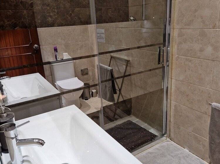 اتاق استاندارد با سرویس بهداشتی مشترک, Zuni Guest House