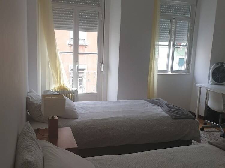 اتاق استاندارد با سرویس بهداشتی مشترک, Zuni Guest House