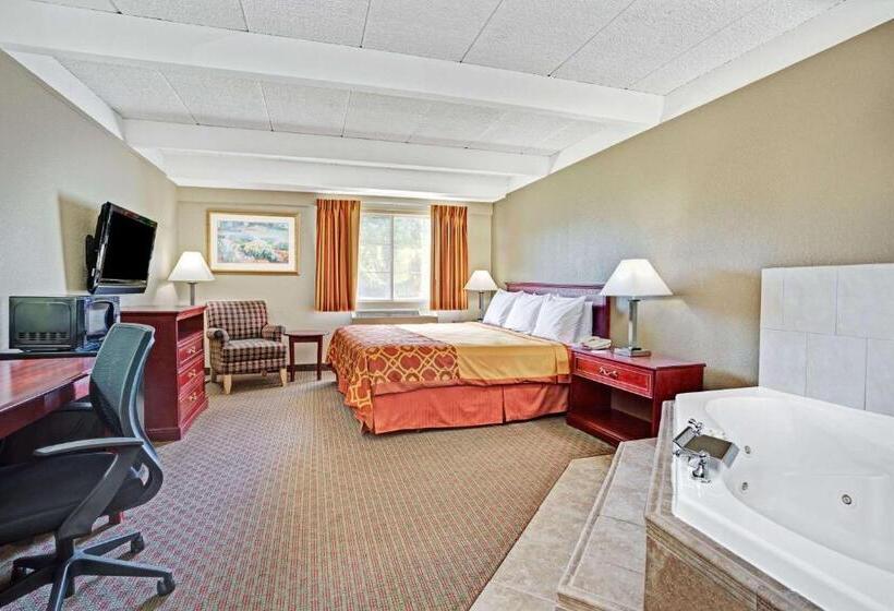 Люкс Deluxe Кровать Кинг, Travelodge By Wyndham Iowa City