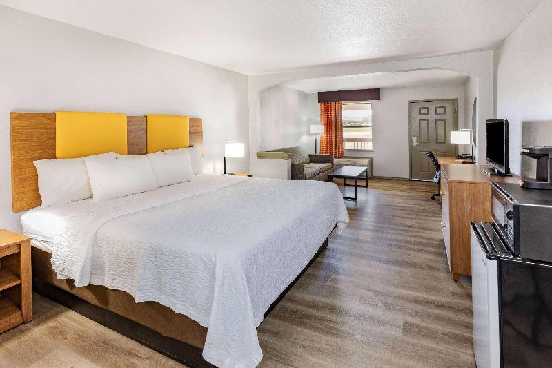 带大床的套房, Days Inn & Suites By Wyndham Huntsville