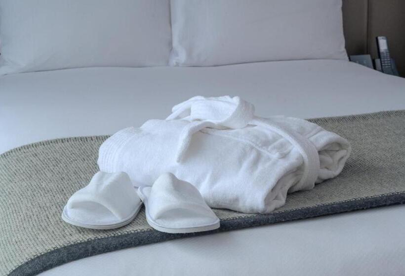 带大床的俱乐部房间, Crowne Plaza Hobart, An Ihg
