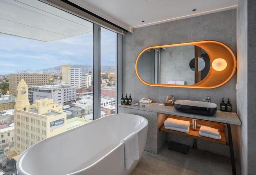 带大床的小型套房, Crowne Plaza Hobart, An Ihg