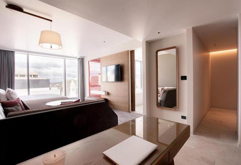 带大床的小型套房, Crowne Plaza Hobart, An Ihg