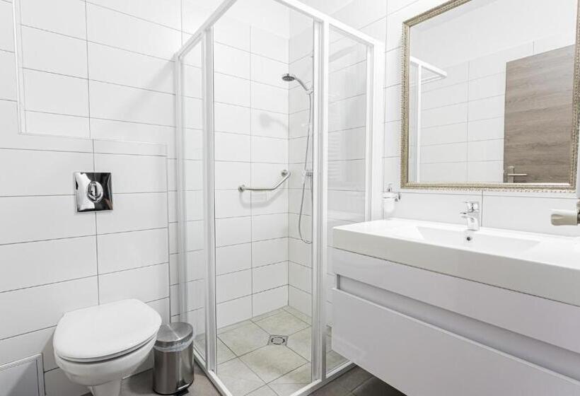 اتاق استاندارد سه تخته با بالکن, Butikhotel Visegrád