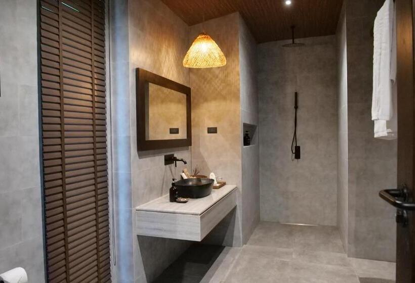 اتاق لوکس با چشم‌انداز دریا, Victoria Cliff Resort Nyaung Oo Phee Island