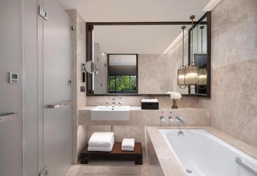Люкс с Балконом, Hualuxe Xi An Tanghua, An Ihg