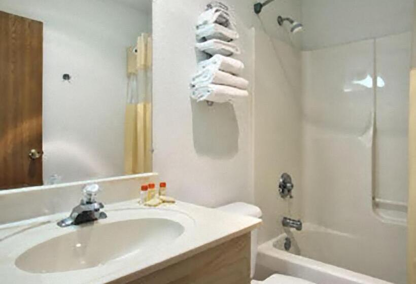 스탠다드 스튜디오 킹침대, Travelodge By Wyndham Waukegan Gurnee