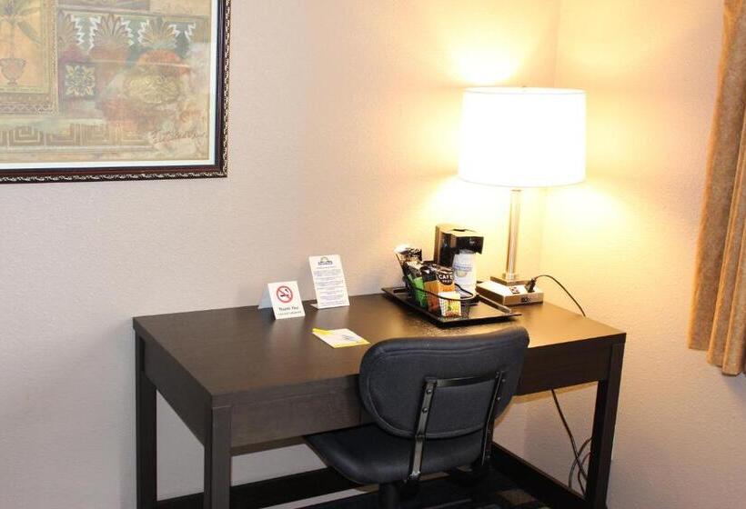 اتاق استاندارد با تخت بزرگ, Days Inn By Wyndham Watertown
