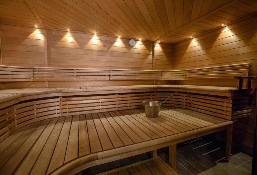 Стандартный внешний трехместный номер с ванной комнатой, Hostel Toivola