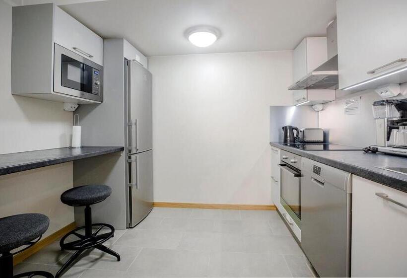 Стандартный внешний трехместный номер с ванной комнатой, Hostel Toivola