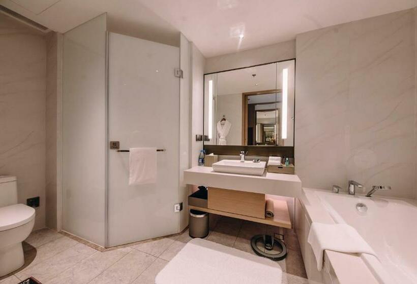 Номер Deluxe Кровать Кинг Вид на Город, Four Points By Sheraton Jiaxing