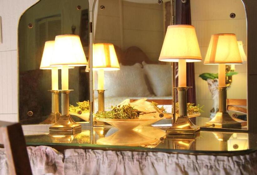 스탠다드 스튜디오, Eagle Harbor Inn