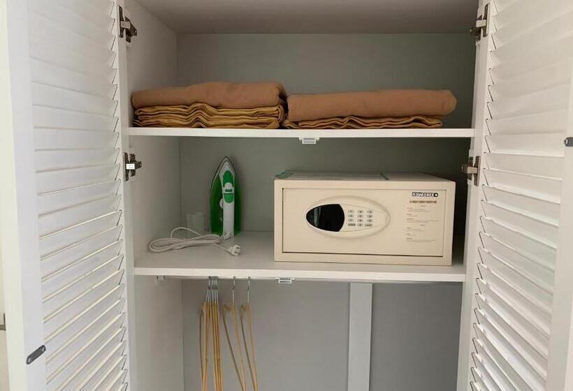 适合残疾人士使用的带超级大床的标准间, Aves Hotel Montezuma
