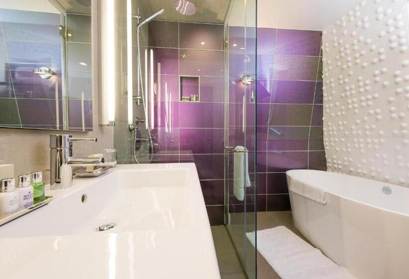 סוויטת ג'וניור עם מסג'ר מים, Relais Chateaux Camden Harbour Inn