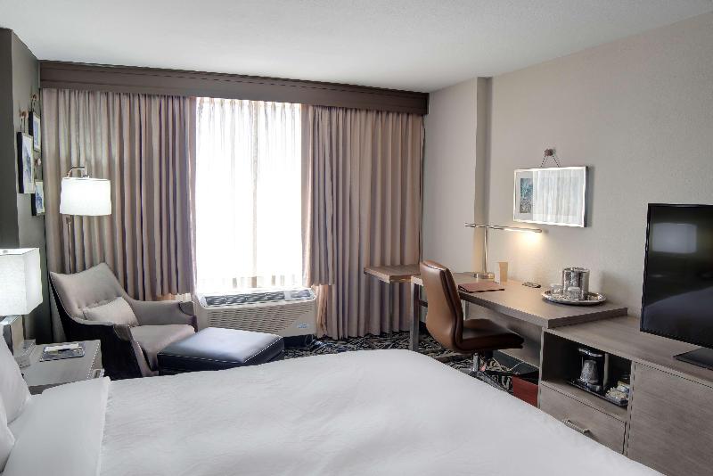 带大床的标准间, Doubletree By Hilton Harrisonburg