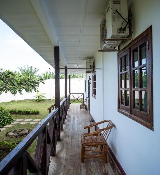 بانگلوی سوپریور, Praia Accommodation