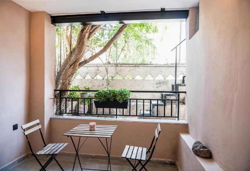 سوئیت جونیور اینتریور, Aoria Estate Old Port