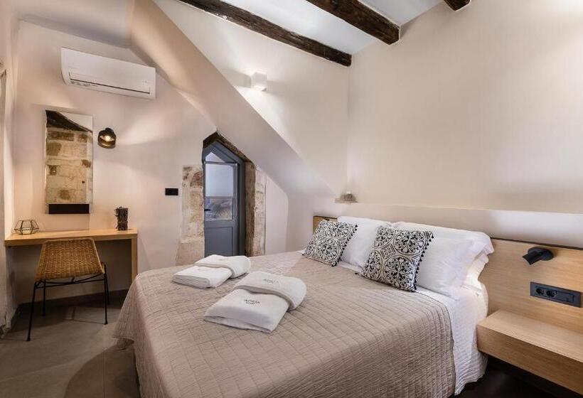 سوئیت جونیور اینتریور, Aoria Estate Old Port
