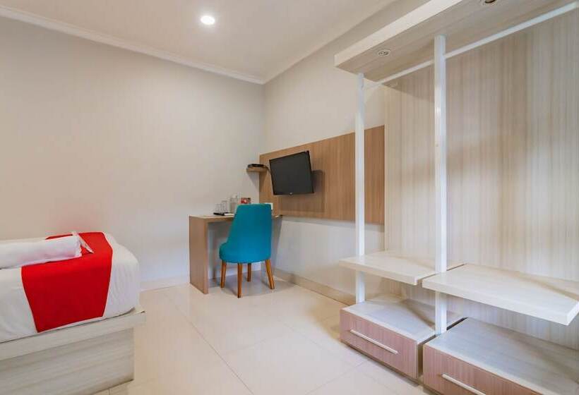 Номер Economy, Reddoorz Plus @ Point Phila Cihampelas