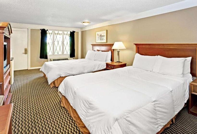 带2个双人床的标准工作室, Knights Inn Indianapolis