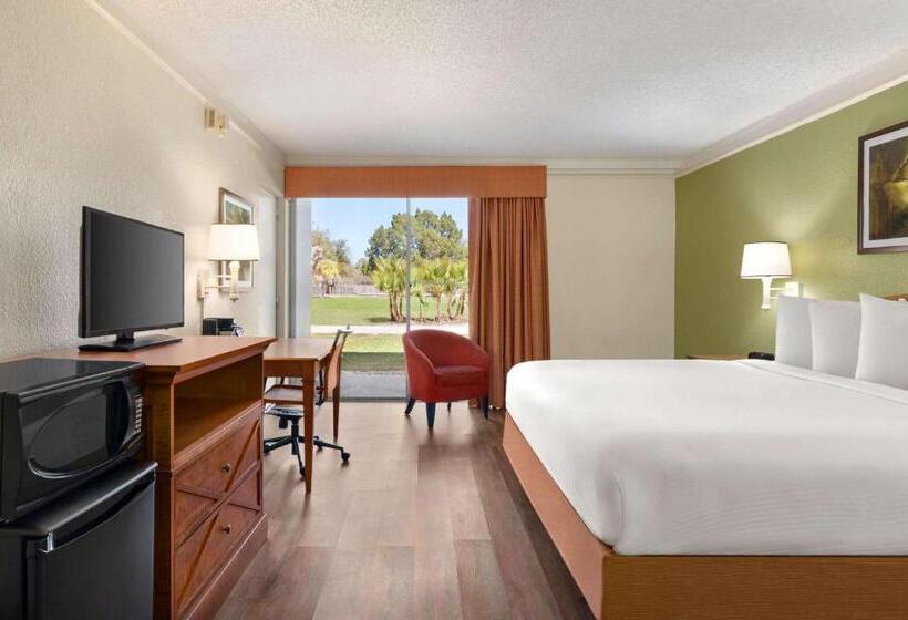 Номер Стандарт Кровать Кинг Адаптированный для Инвалидов, Baymont By Wyndham Daytona Beach   Intl Speedway