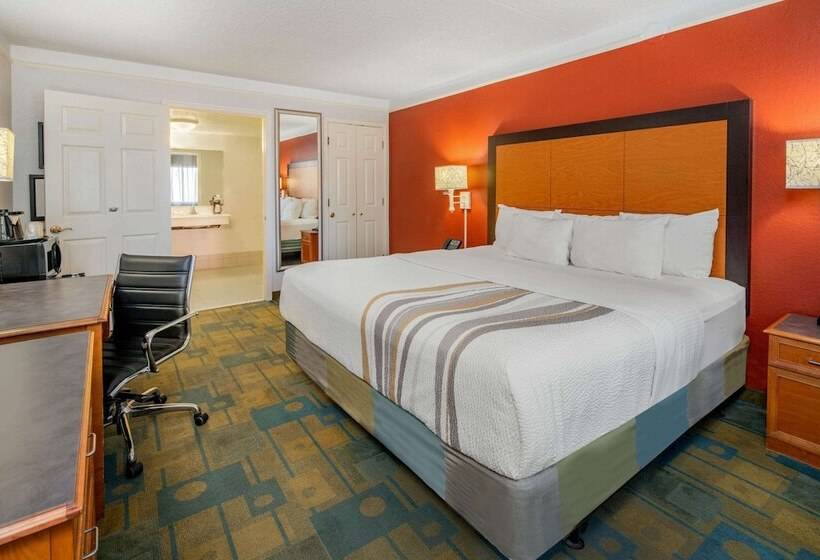 Номер Executive, La Quinta Inn & Suites By Wyndham Irvine Spectrum
