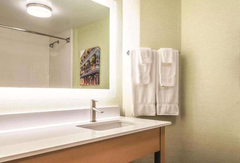 חדר דלוקס עם מיטת קינג, La Quinta By Wyndham New Orleans Downtown