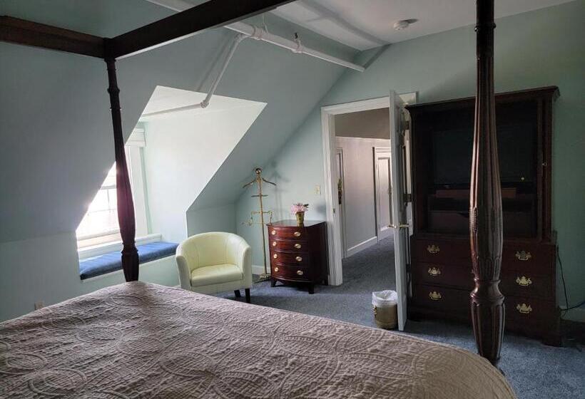 Люкс, Lowell Inn