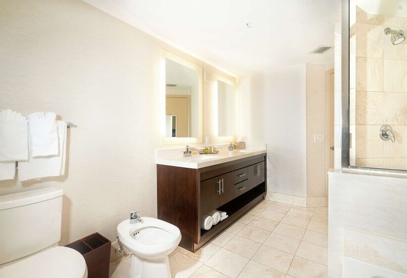 Люкс Боковой Вид на Море, Doubletree Resort & Spa By Hilton Ocean Pointn. Miami Beach