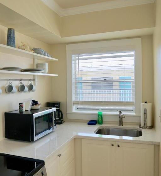 سوئیت با چشم‌انداز, The Molloy   Treasure Island Suites & Cottages