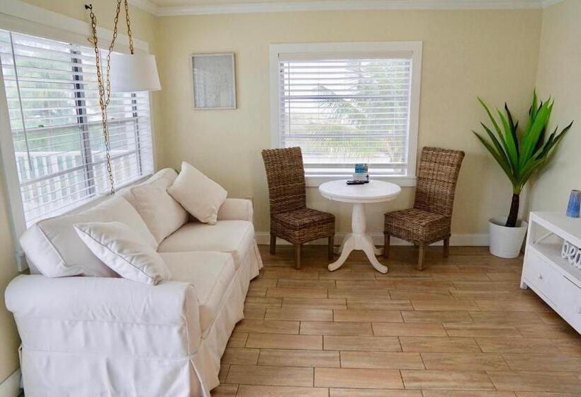 سوئیت با چشم‌انداز, The Molloy   Treasure Island Suites & Cottages